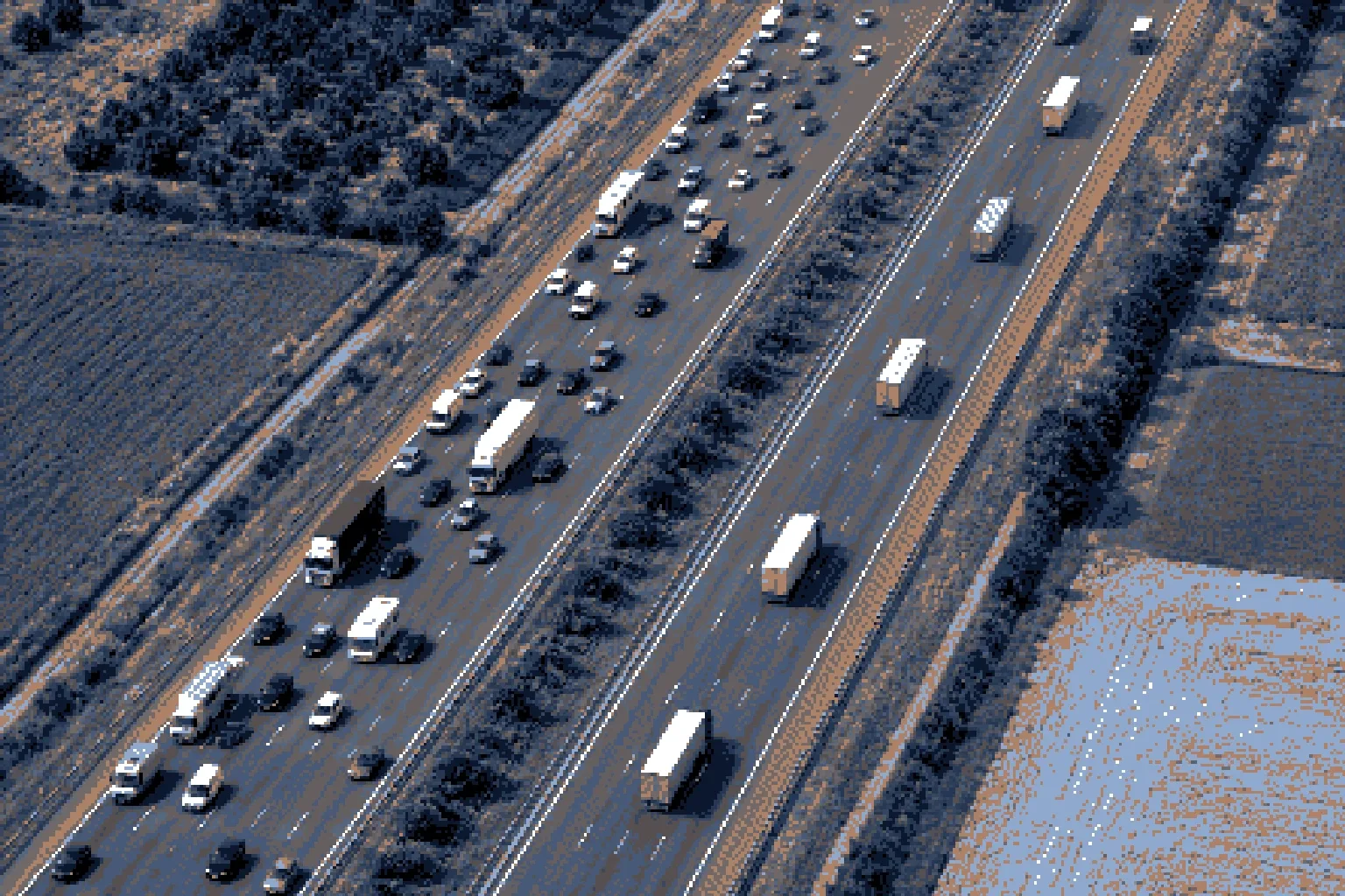 autostrada con una corsia intasata e l'altra solo popolata da camion in fila